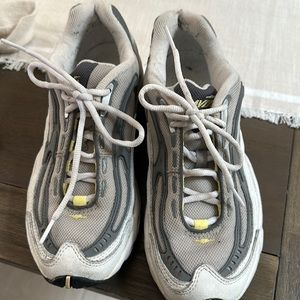 Avis Woman’s Sneakers